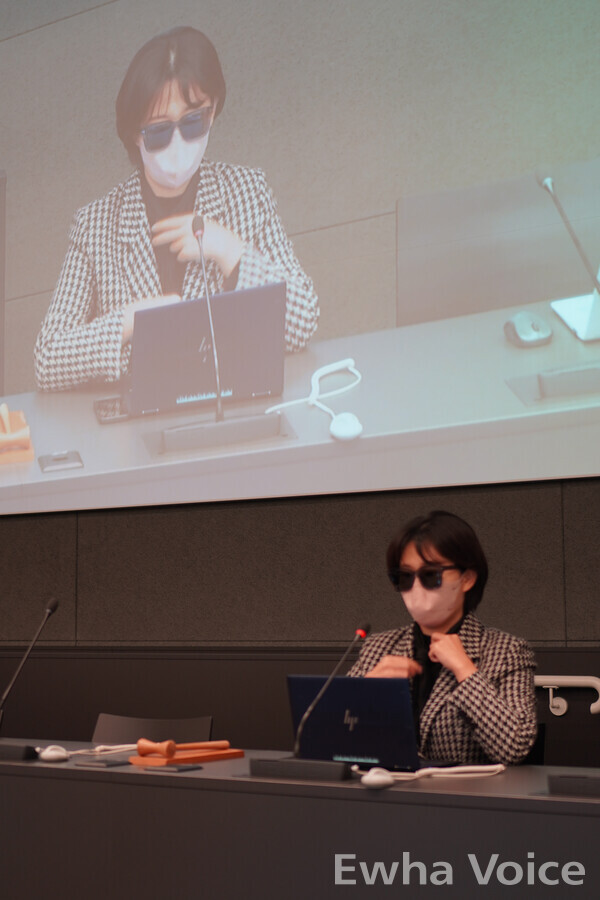 Won Eun-ji, founder of Team Flame and current editor of a media platform for public discussion called Alookso, explains the significance of the short hair campaign.  Photo provided by Won Eun-j