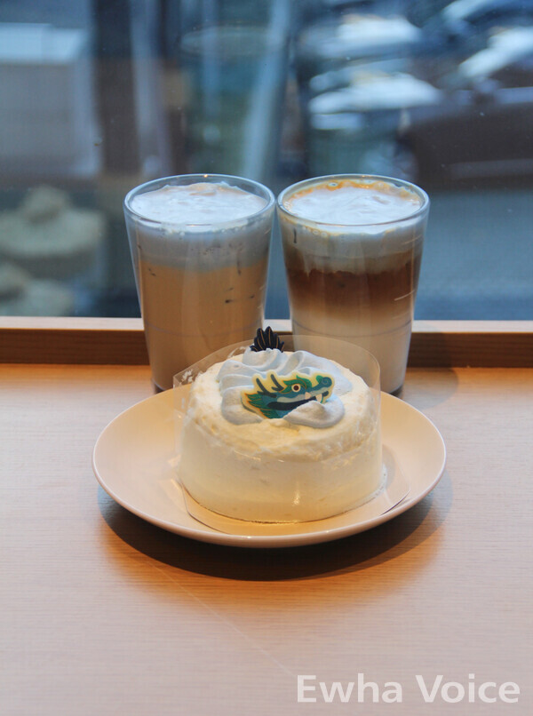 Starbucks released three different beverages along with three different types of desserts in order to celebrate the year of the blue dragon. Photo by Park Ye-eun.