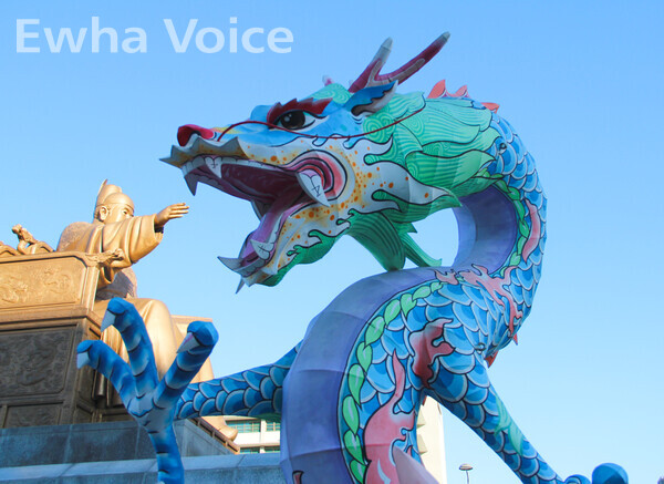 There were several models of the blue dragon, that could be admired during the day and night. The various interpretations of the dragon that could be seen from the differences between the lanterns drew the attention of several of the tourists. Photo by Park Ye-eun.