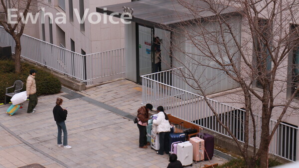 Students are moving into the dormitory for the new semester. Photo by Park Ye-eun