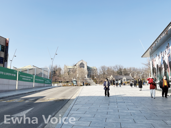 Most of the Ewha students use the Main Gate to enter and exit the campus. Photo by Sohn Chae Yoon
