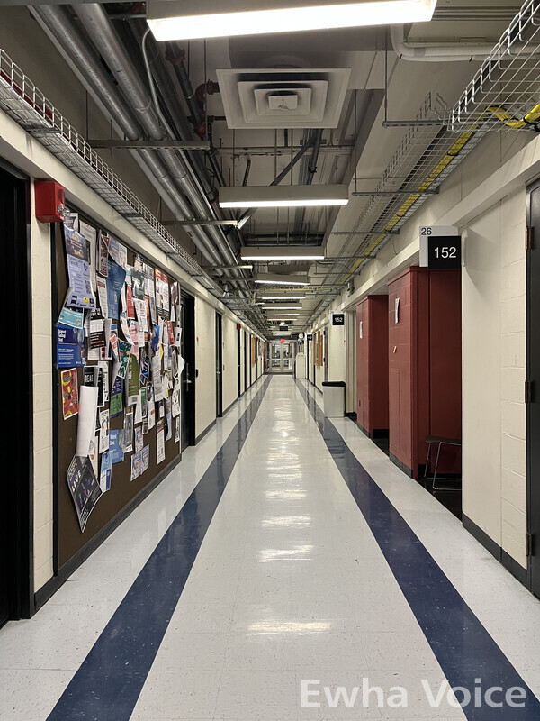 The Infinite Corridor is an indoor route that spans major campus buildings to save students’ transportation time and enhance convenience. Photo by Lee Soyoon