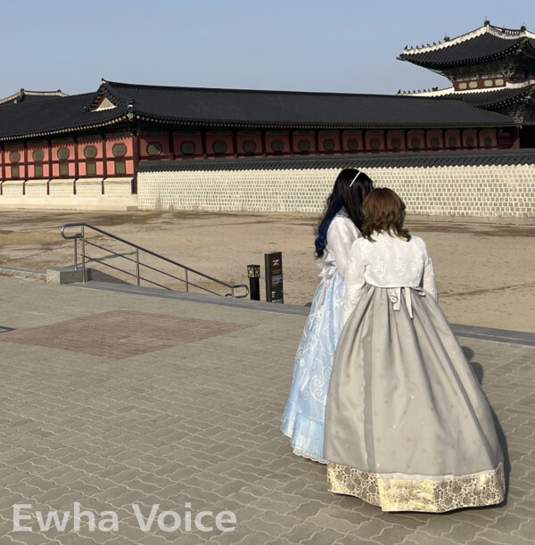 Spring makes it an ideal time for Hanbok rental services and a walk around Hanok Village. Photo by Kim Min-jeong