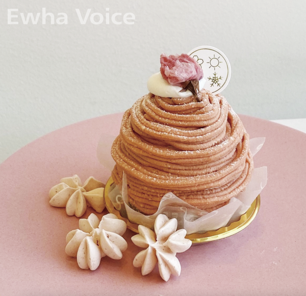 Some cafés feature special spring desserts. Photo provided by Patisserie BOOWOO