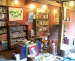 [Photo by Kim Yea-jin]
?oots and Shoots,?a used bookstore near the Sinchon train station invites those who love an eco-friendly atmosphere and the smell of old books.