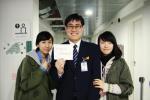 Lee Il-woong, the security guard of the ECC, (middle) is holding a card saying “Thank
you”, written by students. Park Sun-young (Media Studies, 1) (left) and Lee Kyungeun
(Media Studies, 1) (right) pose with Lee.