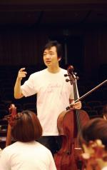 Professor Bae coaches cellists during Ewha Celli’s practice.