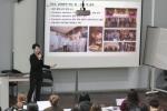 DNA Analyst Um Tae-hee talks to 212 students about what DNA Analysts
do in the field. Case examples related to DNA Analysis were introduced
during her lecture. Photo by Lee Joo-ah