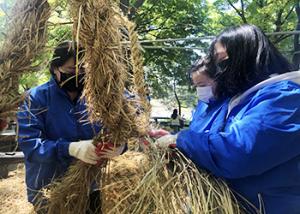 Episode, the 2019 Daedong Festival planning team, prepares ropes for the Youngsan tug of war program. Photo by Ko Yu-seon.