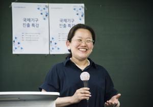 Kang Min-whee, the first Korean female to be appointed director at WHO, gives a lecture on a career in the UN. Photo provided by Ewha Weekly (Hwang Bo-hyun).