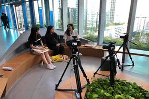 Han Hye-kyung is sitting in the middle at SBS Hall, doing an interview for SUBUSU NEWS. In front of her is her guide dog.​​​​​​​Photo provided by Han Hye-kyung.