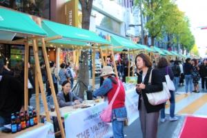 ② A flee market of 49 booths exhibiting diverse products of crafters crowds Ewha Road. Photo by Ko Yu-seon.
