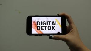 Digital detox has become a key trend, in a society dominated by screens and devices.  Photo by Yun Sol.