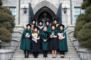 The newly designed graduation gown designed to combine the style of an H-line jacket with an A-line cape. Photo provided by Professor Park Sun-hee.
