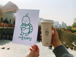 Seoul Olae-cup campaign, held in the Student Union building, is intended to reduce the use of disposable cups, raising awareness for environmental issues. Photo by Shen Yu-yan.