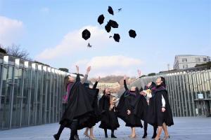 Although the traditional commencement ceremony is not possible with COVID-19, some students are taking pictures to celebrate graduation. Photo by Cho Su-hui.