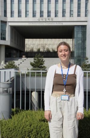 Student environmentalist Emilie Vandenbegine works as an intern at Solvay’s Ewha campus Research & Innovation Center. Photo by Ko Yu-seon.