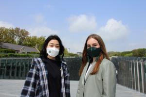 To cope with the prolonged COVID-19 situation, Ewha students can receive Ewha green masks and decoration stickers distributed by the Office of Student Affairs.