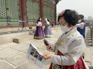 Those with hearing impairments can enjoy their visit to the yeongbokgung Palace thanks to the barrier-free cultural program.​​​​​​​Photo provided by Seoul Seodaemun Welfare Center for the Deaf