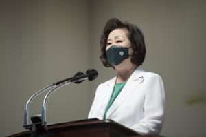 President Kim Eun-mee welcomes Ewha Voice and The Ewha Weekly at her reception room. Photo provided by The Ewha Weekly