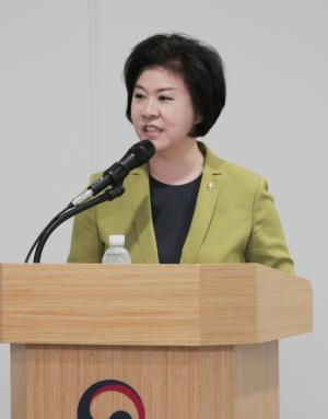 Kwak Jin-young was the only woman representative at the 2013 Incheon Airport Clean Compact Oath Ceremony. Photo provided by Kwak Jin-young.
