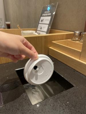 One thing questionable about the chain’s reusable cup program was that it still produces plastic wastes as the lid of the cup is made out of plastic. ​​​​​​​Photo by Yoon Chae-won
