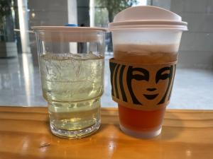 Customers can choose to have their beverages either in Starbucks’ reusable cups or personal tumblers for take-out orders. Photo by Yoon Chae-won
