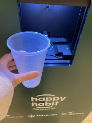 Customers can return the reusable cups through the return machines. Any damaged cups and cups with leftover beverages cannot be returned. ​​​​​​​Photo by Yoon Chae-won