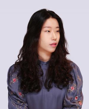 Kim BoBae is a full-time illustrator and part-time writer of "Ordinary Scenery," "I, Alone," and "Small Room." ​​​​​​​Photo Provided by Kim BoBae