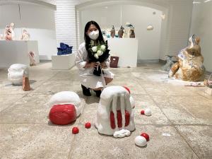 “Don’t go” by ceramics senior Jeong Jae-yi depicts Jeong and her obsessions through a character in red and white. Photo provided by Jeong Jae-yi.