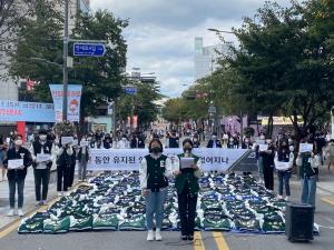 School jackets of Ewha Womans University, Sogang University, and Yonsei University covers the Yonsei-ro on Sept. 3.
Photo provided by Ryu Taegyeong