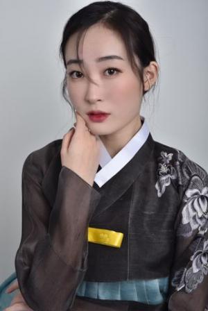 Kim San-ha, a junior from the Department of Korean Music, is renowned for her accomplishments in many television Teuroteucontests. Photo provided by Kim San-ha