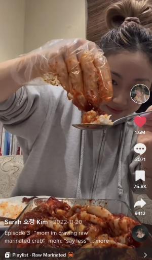 Sarah Kim introduces Korean raw marinated crab. Photo provided by
Sarah Kim (@hoemgirl on TikTok)