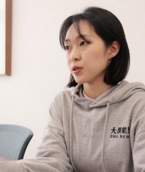 Oh Soyeong from SNU News describes
the history and status quo of the campus
newspaper. Photo by Hyung Jungwon