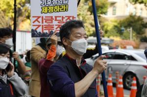 Lee Jung-Hee, policy director of Korean Confederation of Trade Unions,
participating in a protest. Photo provided by Lee Jung-Hee