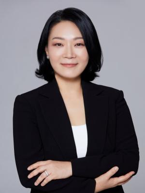 Jean Chung, an Ewha alumna, oversees Asian financial compliance as manage director of Standard Chartered Bank. Photo provided by Jean Chung