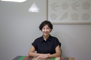 Lee Jung-eun shares her life story as a ceramic artist and her artistic values. Photo by Park Ye-eun
