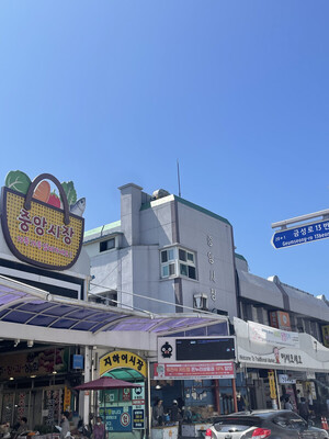 Gangneung Joongang Market, located next to the city center. Photo by Shin Hyewon
