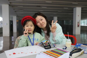 Ewha graduate Hong Kyung Sun and her daughter Yoon Seo Hyun share a special time drawing in the ECC Theater. Photo by Vaishnavi Tiwari