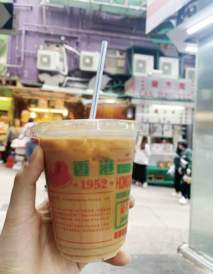 One of the most famous cha chaan teng, Lan Fong Yuen, serves rich and smooth milk tea. Photo by Park Chae-youn.