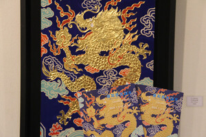 K-Dragon VIII by Kwon Jy Eun. The piece shown in the photo above is the main artwork that was featured on the brochure for the exhibition. Kwon used gold foil to create this piece. Gold foil is known to be an extremely difficult and delicate material to work with, which is why creating a single piece of art such as this one takes an immense amount of time and effort. Photo by Park Ye-eun.