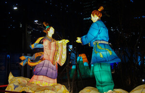 There was a wide range of fables and folktales from all around the world that were illustrated through the various lanterns showcased around Gwanghwamun Square. For instance, characters of an extremely well-known Korean folktale called Gyeonwoo and Jiknyeo were portrayed at the festival as well. Photo by Sohn Chae Yoon.