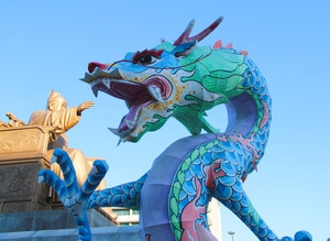 There were several models of the blue dragon, that could be admired during the day and night. The various interpretations of the dragon that could be seen from the differences between the lanterns drew the attention of several of the tourists. Photo by Park Ye-eun.