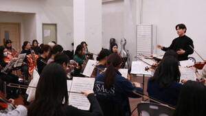 ESAOS members gather at Student Union to practice for their upcoming concert. Photo by Park Ye-eun