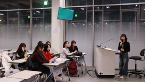 The president of Ewha International Law Club holds an orientation session for new members. Photo by Park Ye-eun