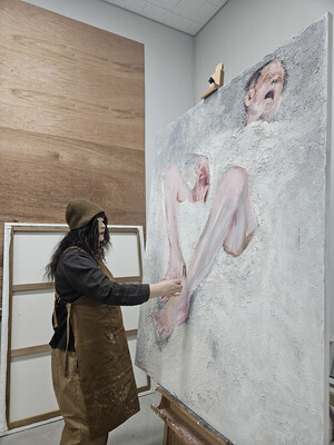 Lee Inhae immerses herself in her portrait artwork. Photo provided by Lee Inhae
