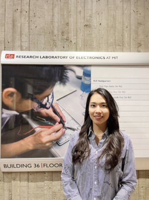 Shin Saebyeok, an Ewha alumna and current Ph.D. candidate at MIT, explains the benefits MIT brings to engineering students. Photo by Lee Soyoon