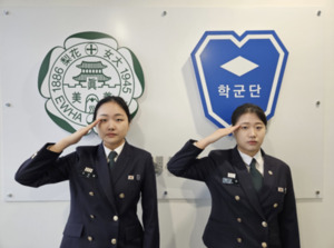 Ewha ROTC members Park Geunbi and Oh Saetbyeol salute in their uniform. Photo by Choi Jiyun