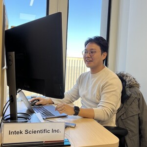 Sinyoung Jeong, co-founder of Intek Scientific, expresses the hardships he experienced when first venturing into Boston’s biotech community. Photo by Lee Soyoon