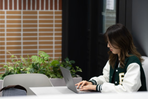 New Engineering Building’s EWHA Learning Space accommodates students with comfortable and modern study spots.
Photo by Lee Yewon